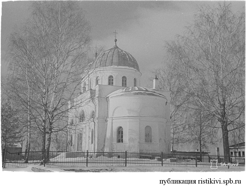 Вид на православную церковь Кякисалми со стороны площади. Русские превратили храм в военный склад / Kreikkalaiskatolinen kirkko Käkisalmen torin laidassa. Ryssät olivat käyttäneet kirkkoa sotilasvarusvarastona Вид на православную церковь Кякисалми со стороны площади. Русские превратили храм в военный склад / Kreikkalaiskatolinen kirkko Käkisalmen torin laidassa. Ryssät olivat käyttäneet kirkkoa sotilasvarusvarastona