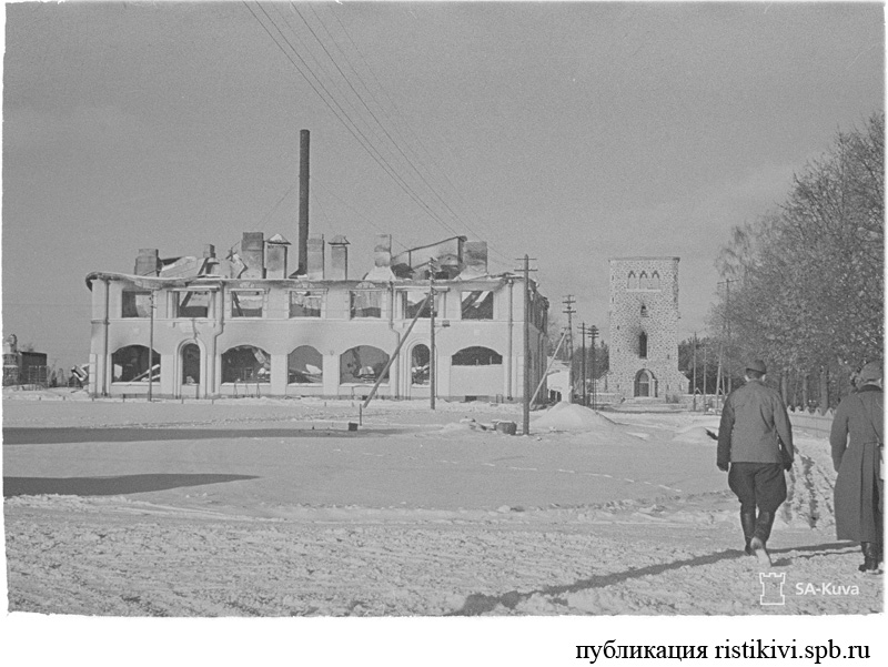 Вид кооперативного магазина на площади в Кякисалми. Справа - лютеранская церковь / Käkisalmen Osuuskaupan talo torin varrella nykyisessä asussaan. Oikealla lutherilainenkirkko Вид кооперативного магазина на площади в Кякисалми. Справа - лютеранская церковь / Käkisalmen Osuuskaupan talo torin varrella nykyisessä asussaan. Oikealla lutherilainenkirkko