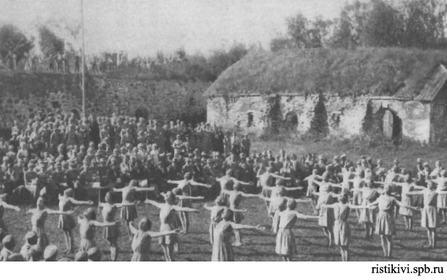 Городское мероприятие на территории крепости, 1920-30-е годы. На заднем плане - старый и новый арсеналы Городское мероприятие на территории крепости, 1920-30-е годы. На заднем плане - старый и новый арсеналы