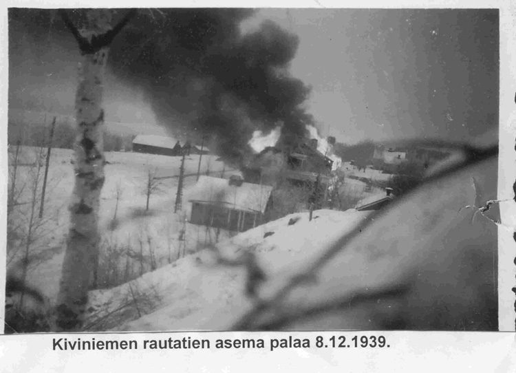 Горящий вокзал Кивиниеми (Kiviniemen rautatien asema palaa) Горящий вокзал Кивиниеми (Kiviniemen rautatien asema palaa)