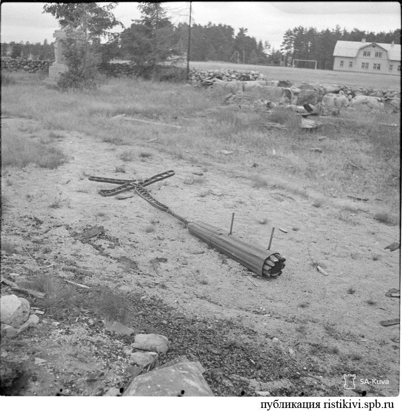     / Pyhäkylänpitäjän kirkon risti