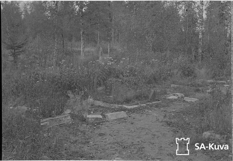 Могилы британских моряков, оскверненные русскими / Yleiskuva englantilaisten merisotilaiden haudasta, jonka ryssä on häväissyt Могилы британских моряков, оскверненные русскими / Yleiskuva englantilaisten merisotilaiden haudasta, jonka ryssä on häväissyt
