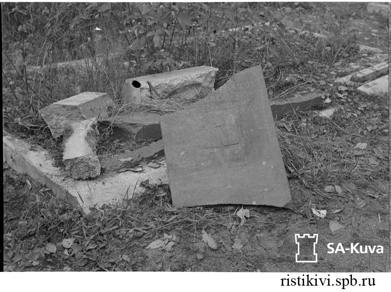 Разбитые на куски надгробные камни / Hautamuistomerkin kivet on hakattu kappaleikisi Разбитые на куски надгробные камни / Hautamuistomerkin kivet on hakattu kappaleikisi