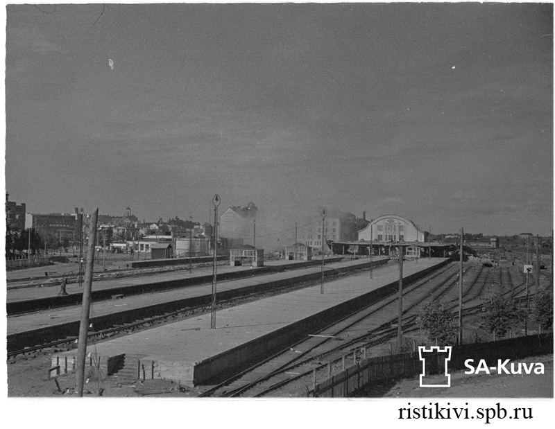     / Ratapihaa ja aseman raunioita