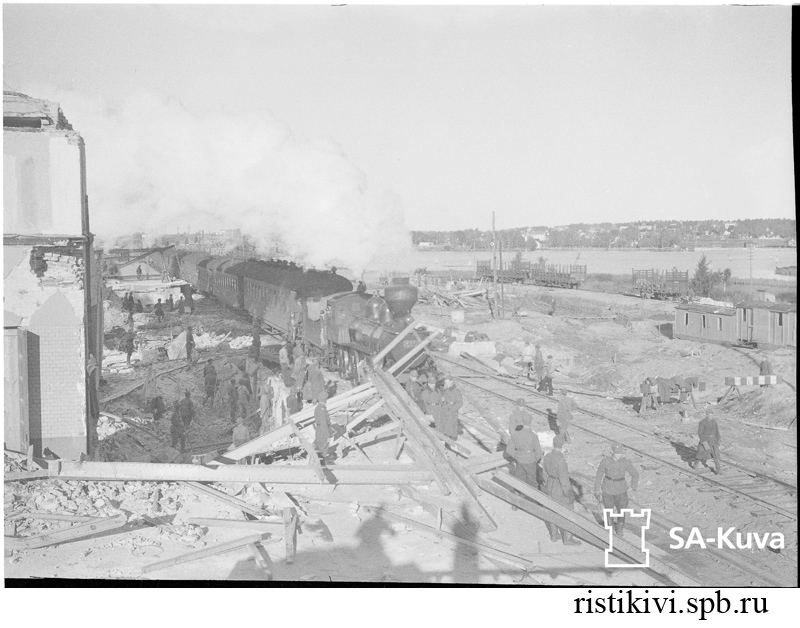27.9.1941 Поезд из Хельсинки утром прибывает на Выборгский вокзал / "Eteenpдin" on meikäläisten tunnus. Aina eteenpäin edistyvin askelin. Ei junakaan enää jää Tienhaaraan, vaan jo on raivattu tie sille aivan Viipuriin saakka. 27.9 aamulla saapuu juna tuttua Helsingin rataansa Viipurin asemalle 27.9.1941 Поезд из Хельсинки утром прибывает на Выборгский вокзал / "Eteenpдin" on meikäläisten tunnus. Aina eteenpäin edistyvin askelin. Ei junakaan enää jää Tienhaaraan, vaan jo on raivattu tie sille aivan Viipuriin saakka. 27.9 aamulla saapuu juna tuttua Helsingin rataansa Viipurin asemalle