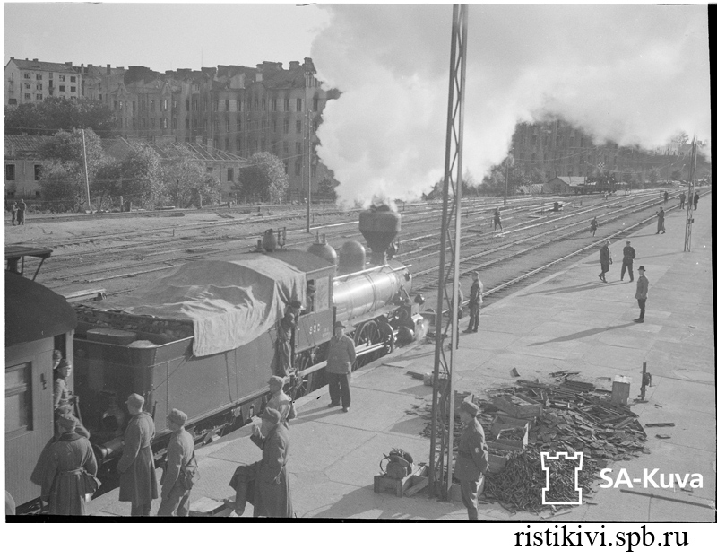27.9.1941 Поезд из Хельсинки утром прибывает на Выборгский вокзал / "Eteenpдin" on meikäläisten tunnus. Aina eteenpäin edistyvin askelin. Ei junakaan enää jää Tienhaaraan, vaan jo on raivattu tie sille aivan Viipuriin saakka. 27.9 aamulla saapuu juna tuttua Helsingin rataansa Viipurin asemalle 27.9.1941 Поезд из Хельсинки утром прибывает на Выборгский вокзал / "Eteenpдin" on meikäläisten tunnus. Aina eteenpäin edistyvin askelin. Ei junakaan enää jää Tienhaaraan, vaan jo on raivattu tie sille aivan Viipuriin saakka. 27.9 aamulla saapuu juna tuttua Helsingin rataansa Viipurin asemalle
