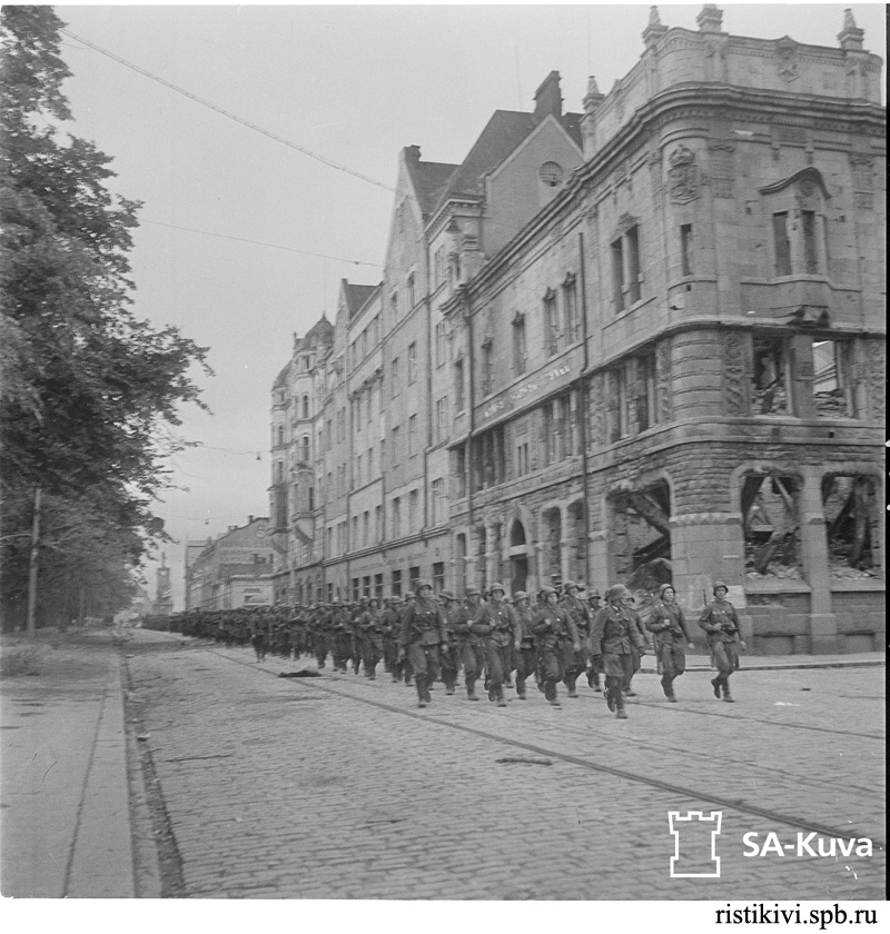 Финский парад 31 августа 1941 года. Войска проходят по Торккелинкату / Joukot marssivat Torkkelinkadulla Финский парад 31 августа 1941 года. Войска проходят по Торккелинкату / Joukot marssivat Torkkelinkadulla