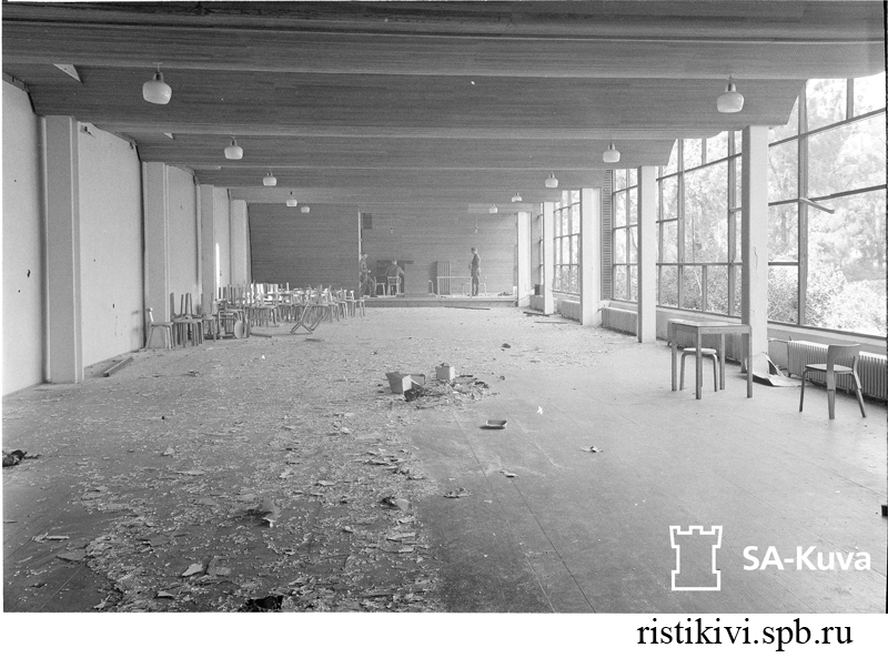   / Kirjastoa sisältä
