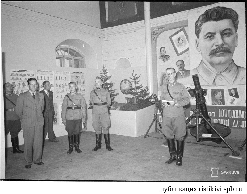 Открытие военной выставки в Выборгском замке. Капитан Корвенконтио приветствует гостей / Sotamuistonäyttelyn avajaiset Viipurin linnassa. Kapteeni Korvenkontio lausuu vieraat tervetulleiksi Открытие военной выставки в Выборгском замке. Капитан Корвенконтио приветствует гостей / Sotamuistonäyttelyn avajaiset Viipurin linnassa. Kapteeni Korvenkontio lausuu vieraat tervetulleiksi