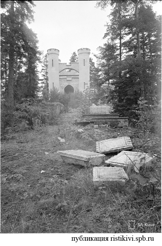 Монрепо, Кладбищенский остров. Разбитые надгробия и капелла / Monrepoo,Hautasaari. Tuhottu hautakivi ja kappeli Монрепо, Кладбищенский остров. Разбитые надгробия и капелла / Monrepoo,Hautasaari. Tuhottu hautakivi ja kappeli