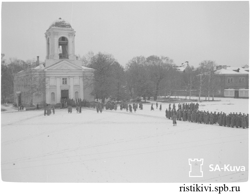 Солдаты у церкви свв. Петра и Павла / Hyvässä järjestyksessä kokoontuvat sotilaat jumalanpalveluksen päätyttyä kirkon edustalle Солдаты у церкви свв. Петра и Павла / Hyvässä järjestyksessä kokoontuvat sotilaat jumalanpalveluksen päätyttyä kirkon edustalle