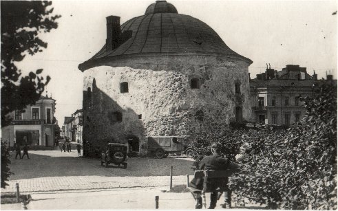   / Pyöreä torni