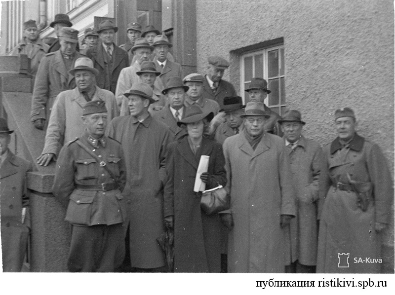 Группа горожан на крыльце Новой школы совместного обучения / Viipurin kaupungin retkikunta Uuden Yhteiskoulun portailla Группа горожан на крыльце Новой школы совместного обучения / Viipurin kaupungin retkikunta Uuden Yhteiskoulun portailla