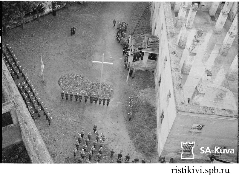 Панихида по героям Суммы у сожженной Агрикольской церкви / Agricolan kirkon palossa, -40 tuhoutuneiden Summan sankarivainajien siunaustilaisuus kirkon pihalla. Yleiskuva tilaisuudesta Панихида по героям Суммы у сожженной Агрикольской церкви / Agricolan kirkon palossa, -40 tuhoutuneiden Summan sankarivainajien siunaustilaisuus kirkon pihalla. Yleiskuva tilaisuudesta