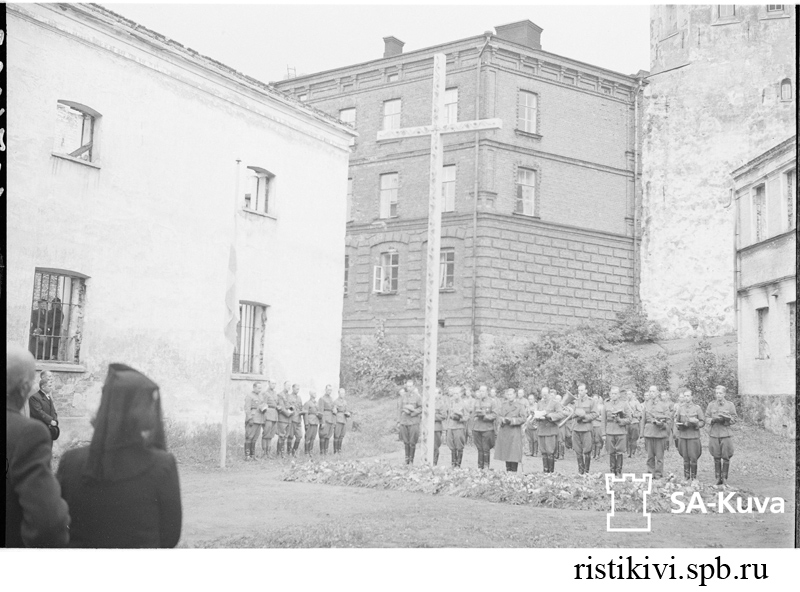 Панихида по героям Суммы у сожженной Агрикольской церкви / Agricolan kirkon palossa, -40 tuhoutuneiden Summan sankarivainajien siunaustilaisuus kirkon pihalla. Yleiskuva tilaisuudesta Панихида по героям Суммы у сожженной Агрикольской церкви / Agricolan kirkon palossa, -40 tuhoutuneiden Summan sankarivainajien siunaustilaisuus kirkon pihalla. Yleiskuva tilaisuudesta